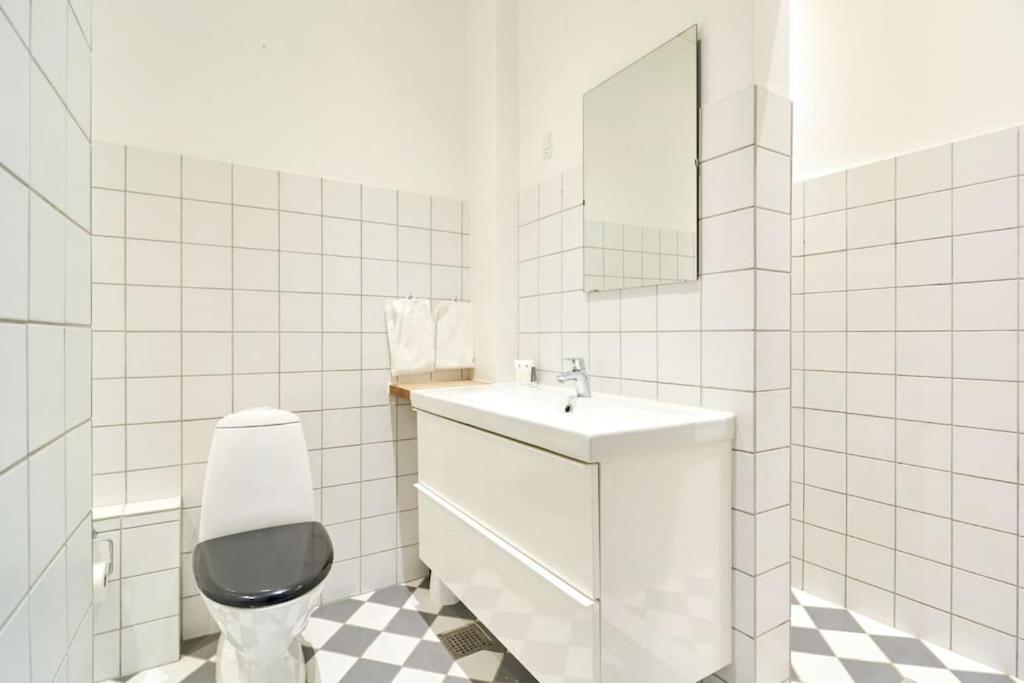 Moderen And Sleek 3Br With Bath By The Lakes And Metro København Ngoại thất bức ảnh
