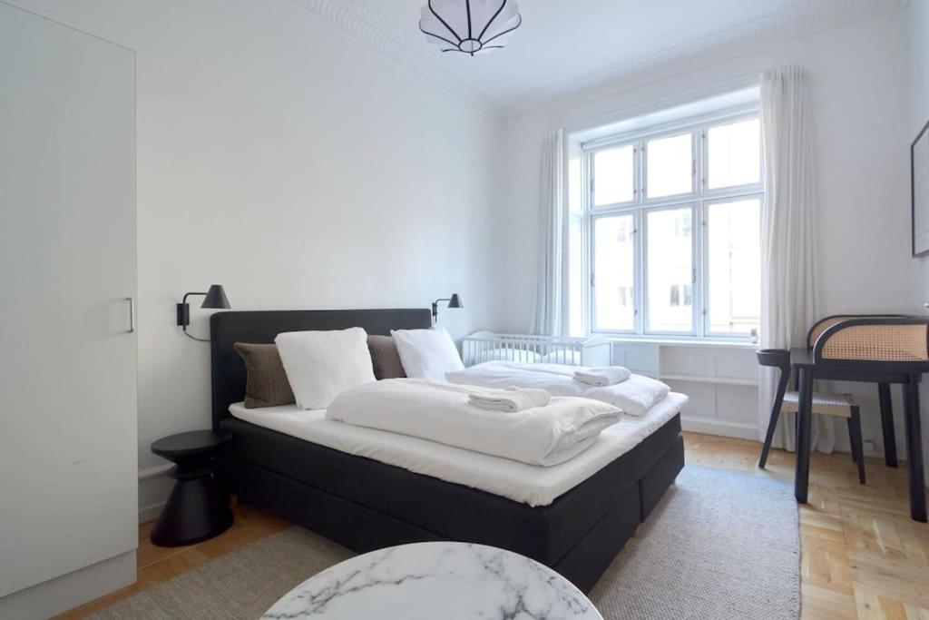 Moderen And Sleek 3Br With Bath By The Lakes And Metro København Ngoại thất bức ảnh