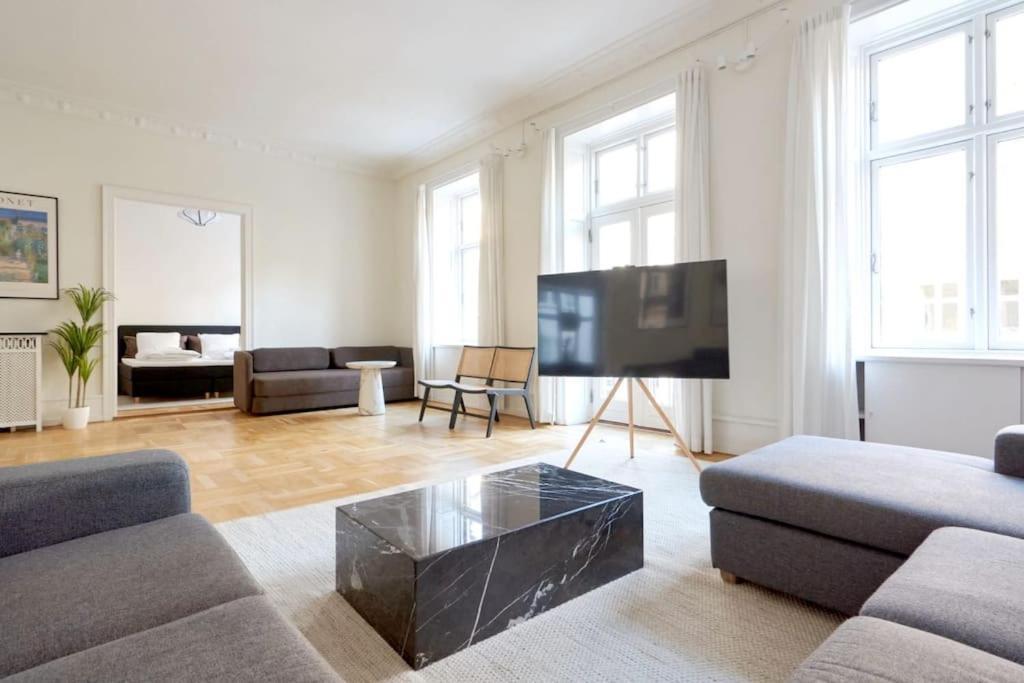Moderen And Sleek 3Br With Bath By The Lakes And Metro København Ngoại thất bức ảnh