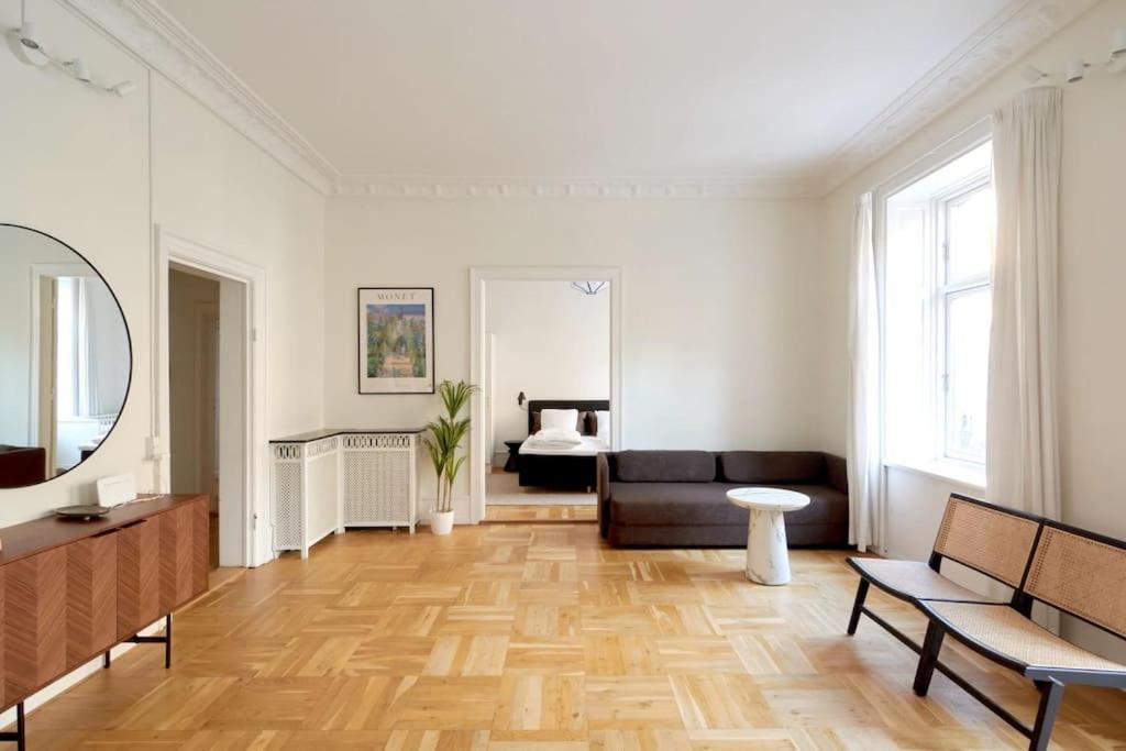Moderen And Sleek 3Br With Bath By The Lakes And Metro København Ngoại thất bức ảnh