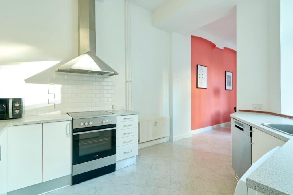 Moderen And Sleek 3Br With Bath By The Lakes And Metro København Ngoại thất bức ảnh