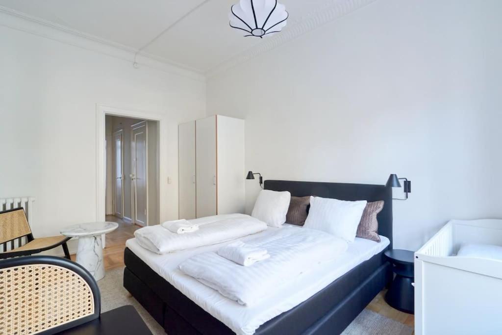 Moderen And Sleek 3Br With Bath By The Lakes And Metro København Ngoại thất bức ảnh