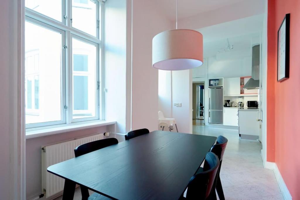 Moderen And Sleek 3Br With Bath By The Lakes And Metro København Ngoại thất bức ảnh